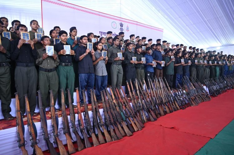 बस्तर में नक्सल उन्मूलन की दिशा में ऐतिहासिक दिन, बंदूक छोड़ संविधान अपनाने वालों का स्वागत - मुख्यमंत्री श्री विष्णु देव साय